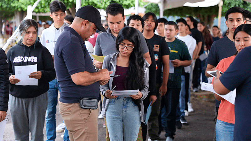 Aspirantes a estudiar Derecho y carreras del área de Humanidades de la UMSNH este martes aplican examen de admisión 
