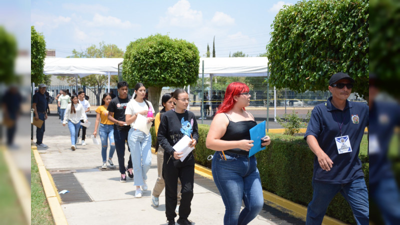 Aspirantes a estudiar Derecho y carreras del área de Humanidades de la UMSNH este martes aplican examen de admisión 