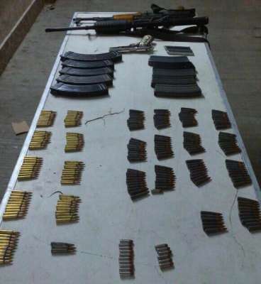 Detienen a ocho presuntos delincuentes con armas, droga y autos robados, en Michoacán - Foto 0 
