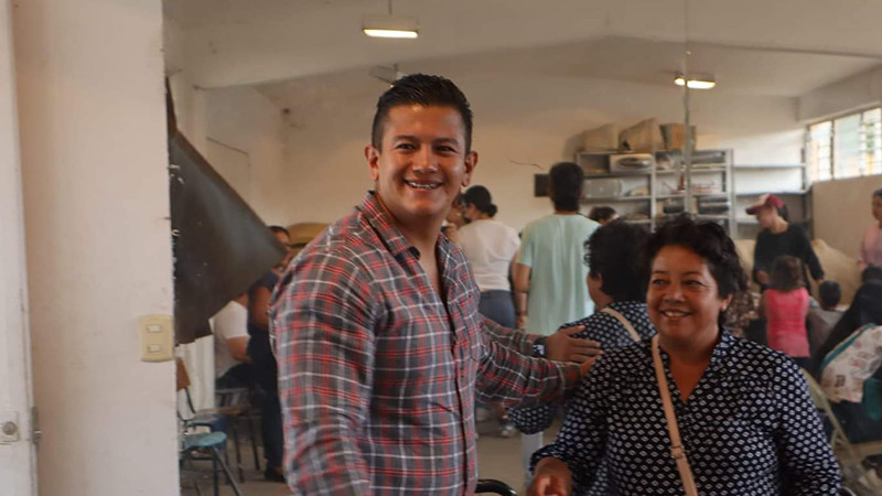 Llega a la colonia Los Ángeles, Caravana de Servicios que promueve Víctor Zurita