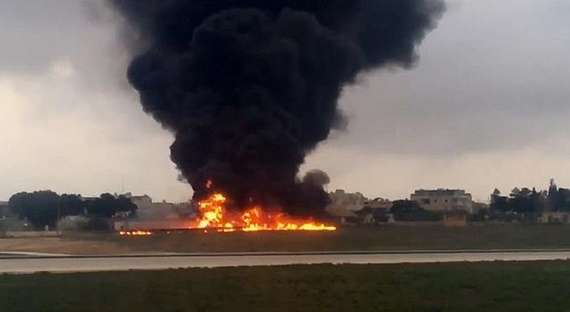 Mueren cinco personas al desplomarse avioneta en Malta 