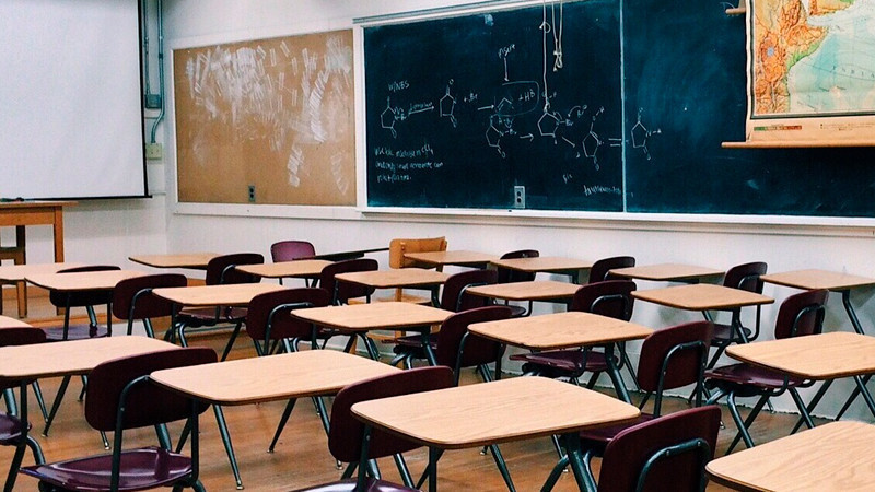 Edomex: Maestro es acusado de impartir clases alcoholizado y realizar tocamientos a alumnas 