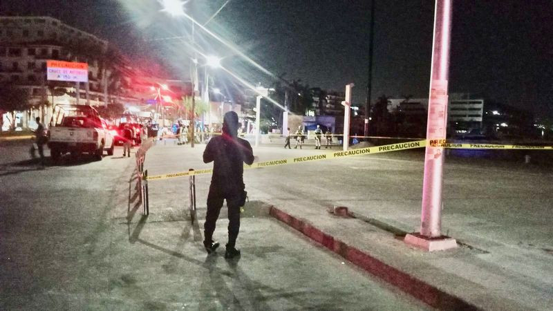 Abandonan hielera con resto humano en pleno Zócalo de Acapulco