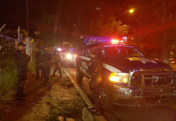 Impiden linchamiento en Pichátaro; incendian bodega y vehículos 