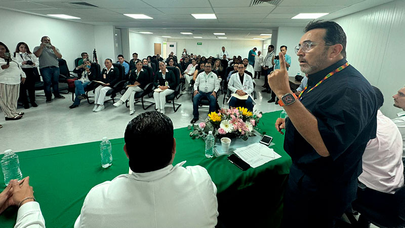 Entrega IMSS Michoacán nombramientos a personal de confianza del HGZ No. 86, en Uruapan 