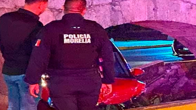 Choca con su vehículo contra el Acueducto de Morelia, Michoacán  