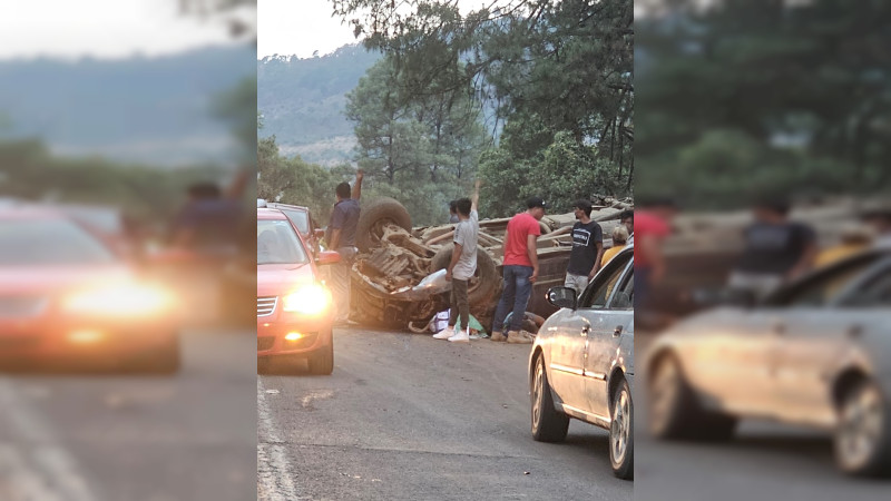Ziracuaretiro, Michoacán: Vuelca camioneta con cortadores de aguacate, hay cuatro heridos