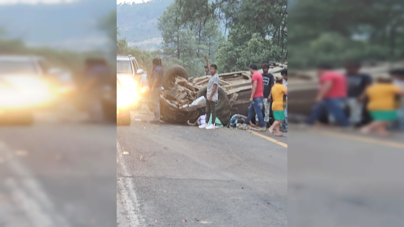 Ziracuaretiro, Michoacán: Vuelca camioneta con cortadores de aguacate, hay cuatro heridos