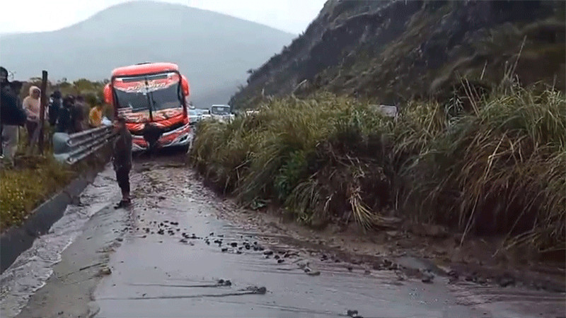 Alud de tierra deja al menos seis muertos y decenas de desaparecidos en Ecuador 