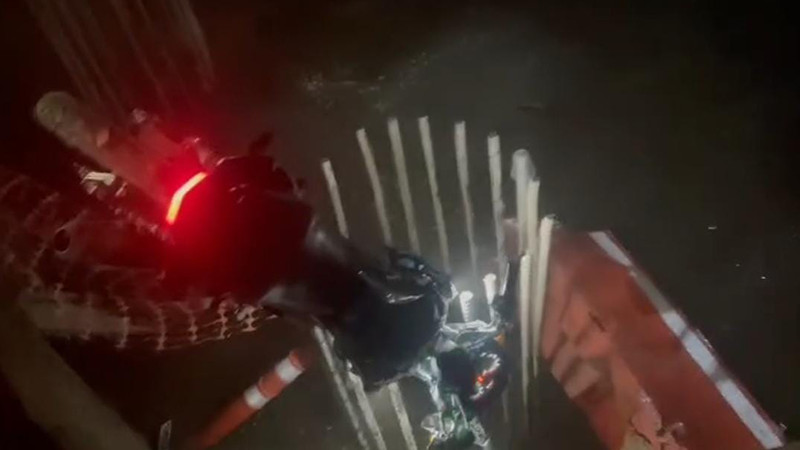 En Uruapan, Michoacán, tres jóvenes caen con su moto en obra de teleférico, resultaron ilesos  