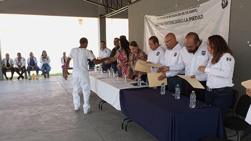 Dan certificado de estudios y capacitan para el trabajo a 60 personas internas en penal de La Piedad