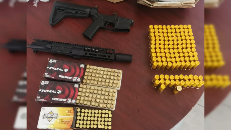 Interceptan cientos de cartuchos y partes de arma en aeropuerto de SLP: Iban a Michoacán  
