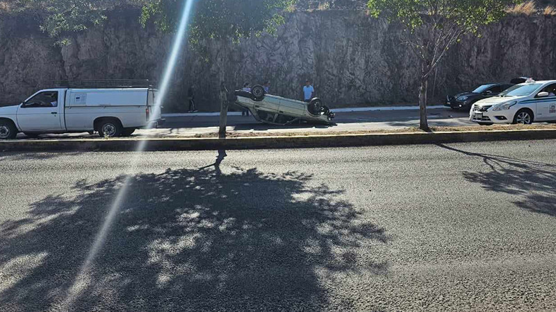 Vuelca vehículo en Morelia, Michoacán, solo hay daños materiales 