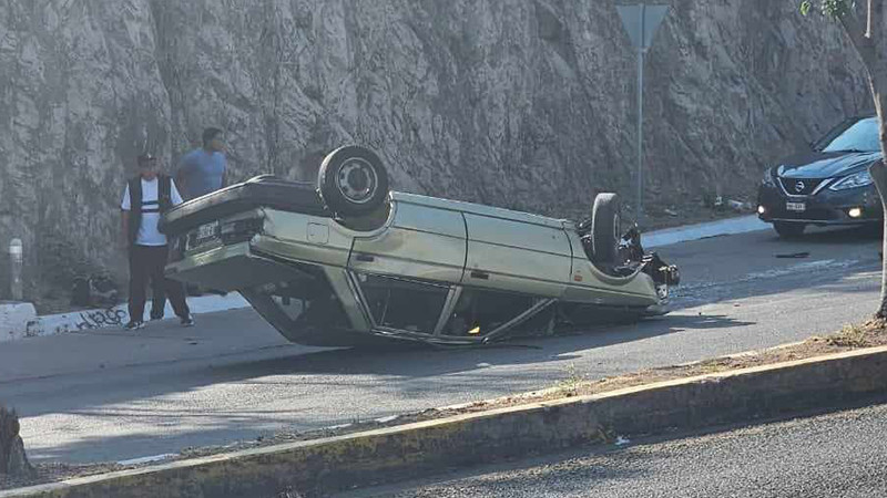 Vuelca vehículo en Morelia, Michoacán, solo hay daños materiales 
