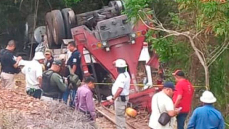 Grúa de Kansas City Southern se descarrila en Tamasopo, SLP, deja 4 muertos 