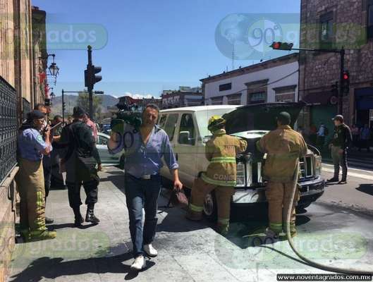 Se incendia camioneta en plena avenida Madero - Foto 0 