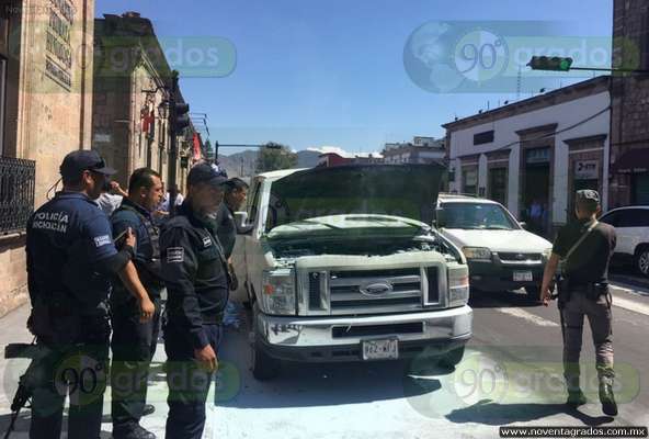 Se incendia camioneta en plena avenida Madero - Foto 1 