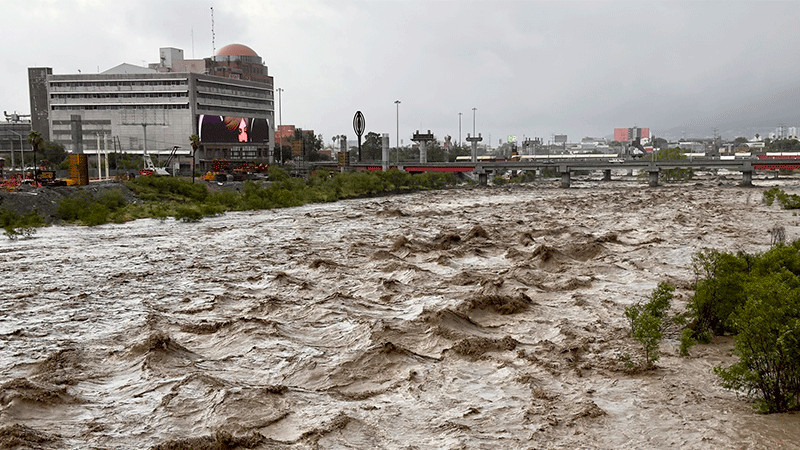 Tormenta tropical “Alberto” provoca desborde del río Santa Catarina, en Nuevo León 