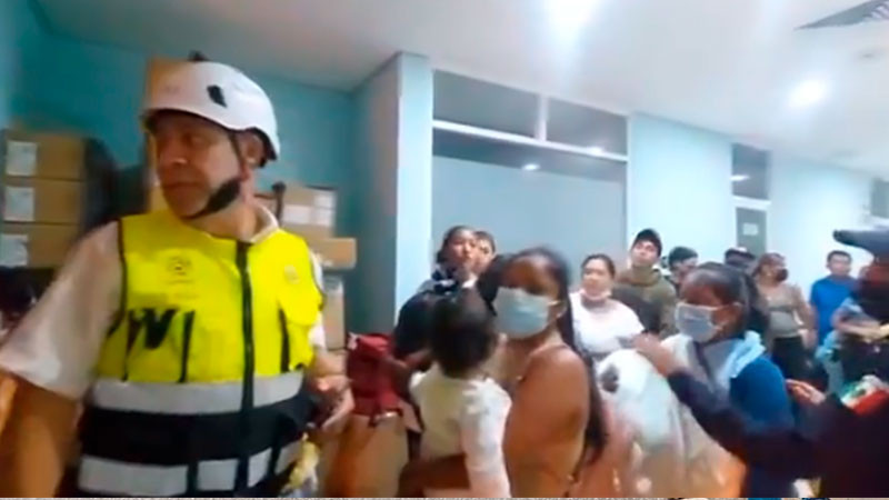 Desalojan hospital de la niñez en Oaxaca por inundaciones del área de urgencias y hospitalización  