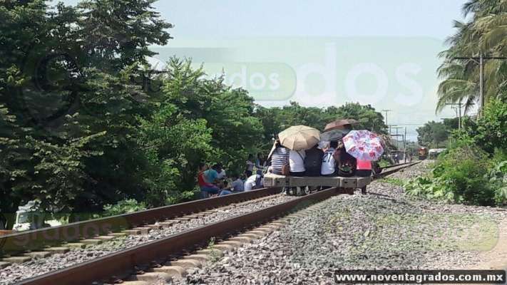 Normalistas bloquean las vías del tren en Lázaro Cárdenas, Michoacán 