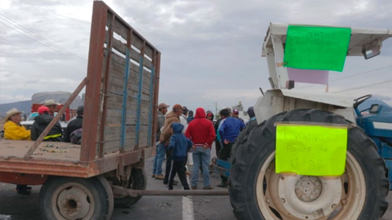Retoman bloqueo en Veracruz; exigen justicia por ataque contra campesinos 