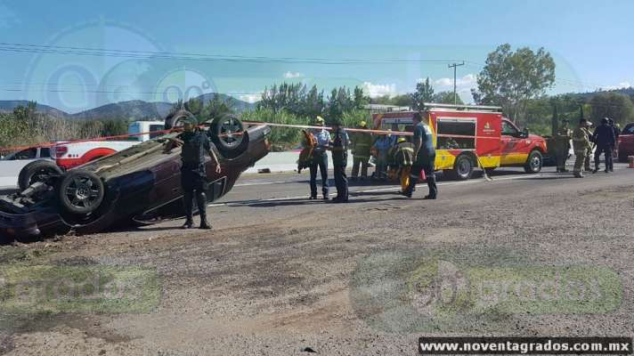 Un muerto y tres heridos en choque y volcadura en la carretera Morelia-Pátzcuaro - Foto 1 