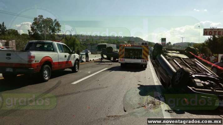 Un muerto y tres heridos en choque y volcadura en la carretera Morelia-Pátzcuaro - Foto 2 