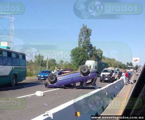 Un muerto y tres heridos en choque y volcadura en la carretera Morelia-Pátzcuaro - Foto 3 