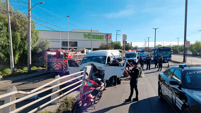 Querétaro: Quedan atrapados en aparatoso accidente en Paseo Constituyentes  