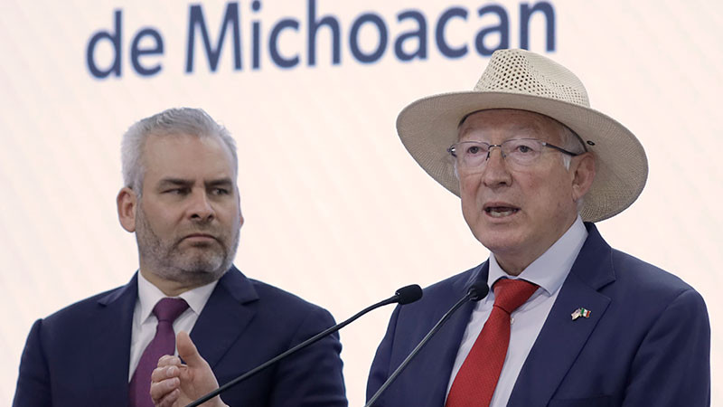 "Gigantísimo", el problema de tráfico de armas estadounidenses a México, reconoce Ken Salazar 