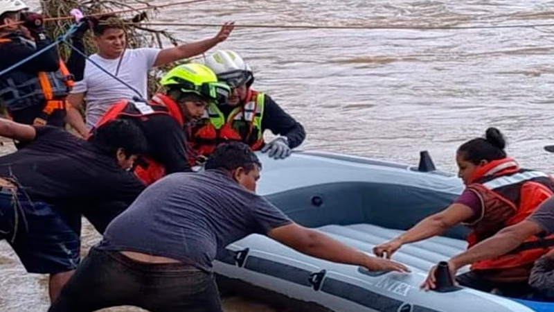Rescatan a 3 adultos y un niño atrapados en río Chihue, en Tamaulipas 
