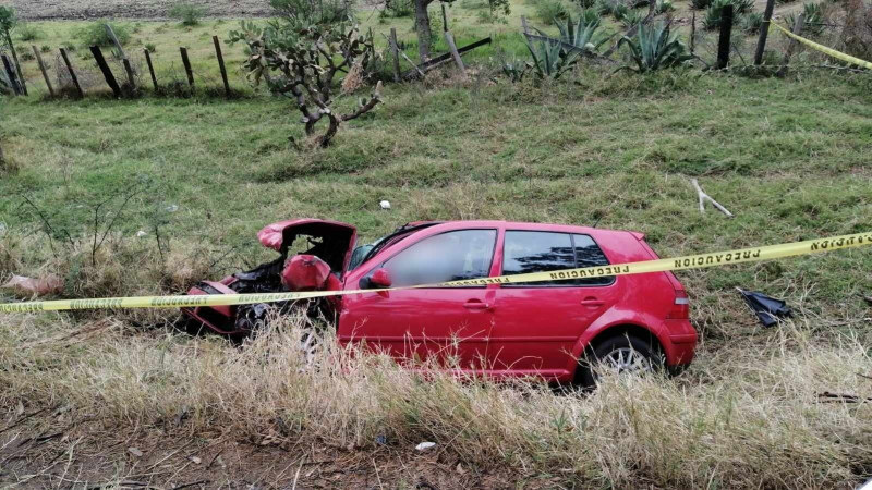 Choque vehicular en la Morelia-Mil Cumbres deja una persona sin vida y dos heridos 
