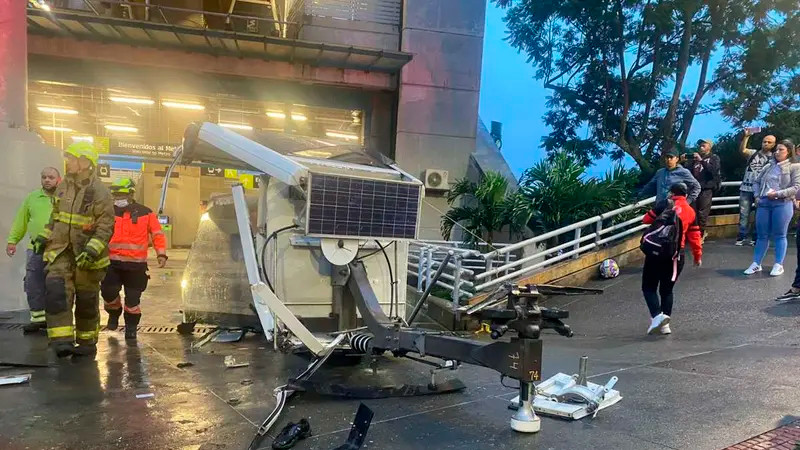 Se desploma cabina de cablebús en Medellín; hay un muerto 