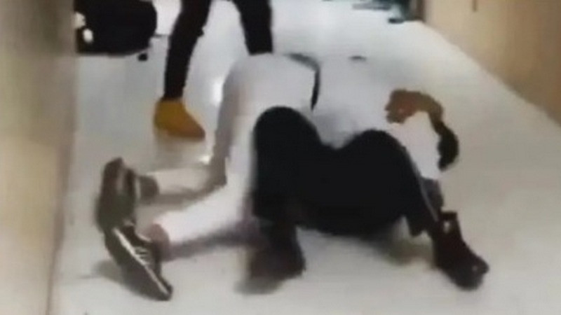 Enfermero agrede a golpes a guardia de seguridad en IMSS de Puebla