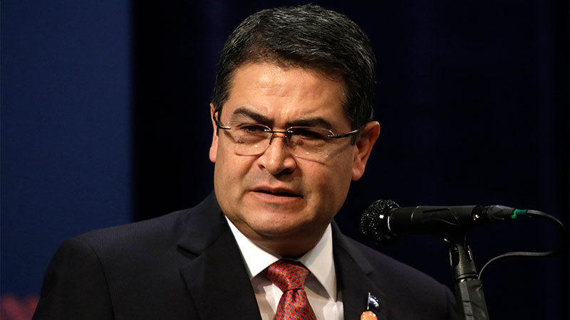 Por tráfico de armas y drogas, sentencian a ex presidente de Honduras a 45 años de cárcel en EU 