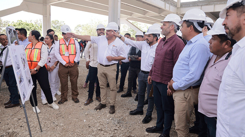 Supervisan Bedolla y Zoé Robledo avances del nuevo hospital comunitario de Maruata 
