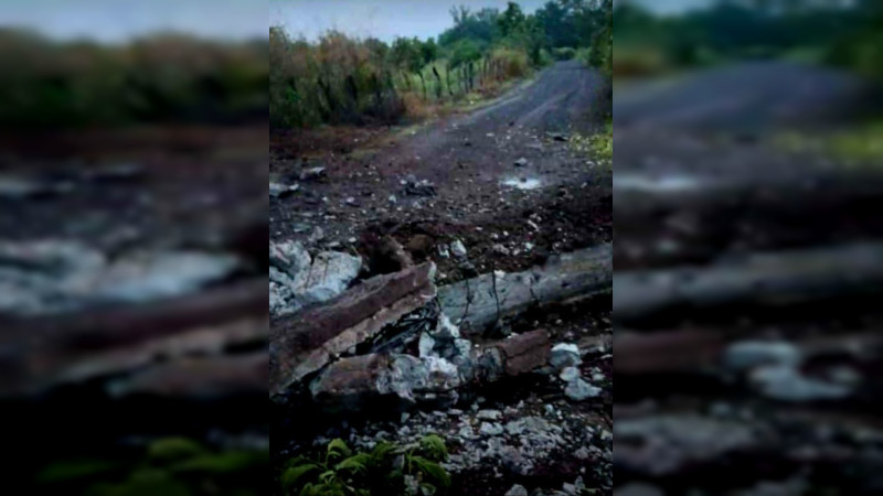 Con explosivos vuela cártel un puente en Buenavista, Michoacán 
