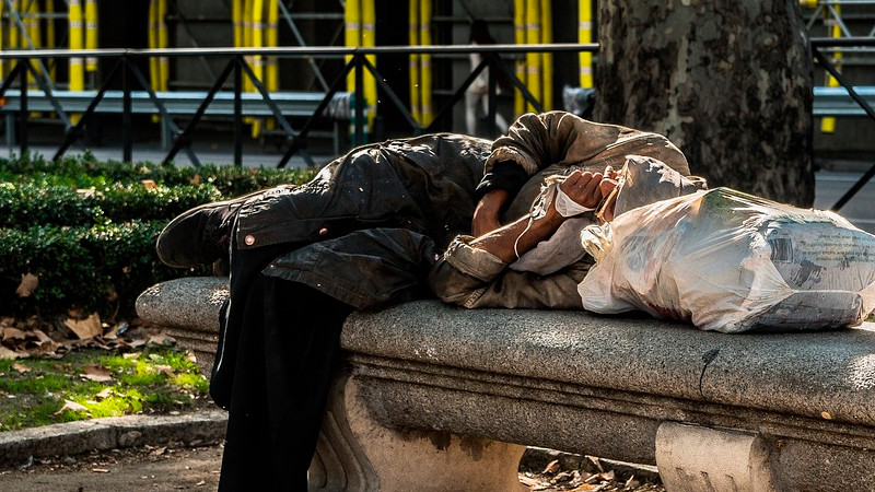 Es legal multar a personas sin hogar por dormir en las calles, ratifica Tribunal Supremo de EEUU 