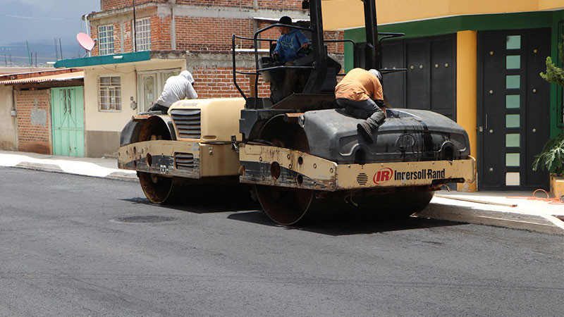 Supervisan trabajos de pavimentación en calles de Ciudad Hidalgo, Michoacán