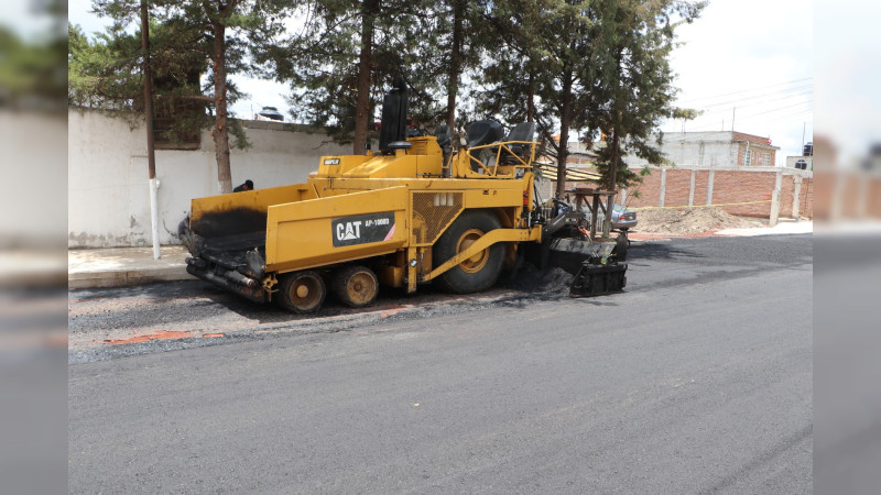 Supervisan trabajos de pavimentación en calles de Ciudad Hidalgo, Michoacán