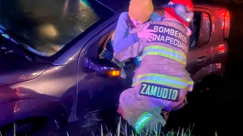Mujer cae con su auto en un canal en Tarímbaro, Michoacán; resultó ilesa 