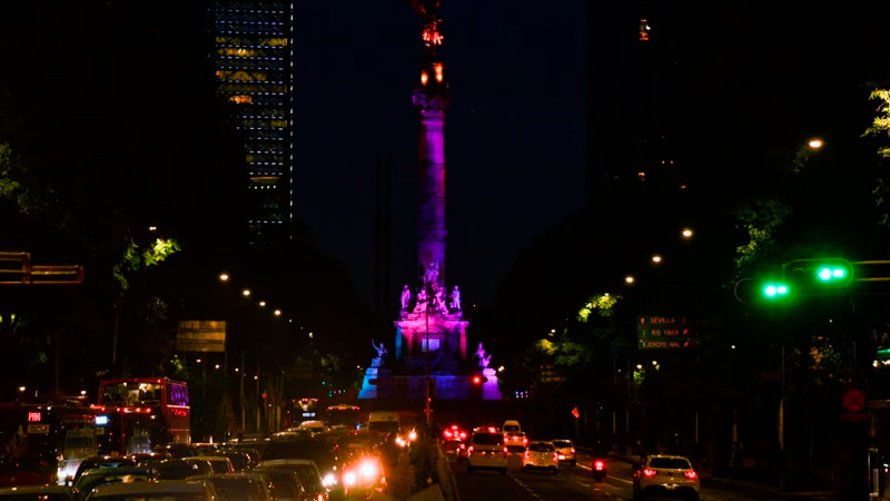 Gobierno de la CDMX ilumina edificios emblemáticos con colores de la bandera LGBTI+ 