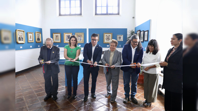 UMSNH recibe donación de colección de Arte Plumaria de la maestra Yolanda Sereno 