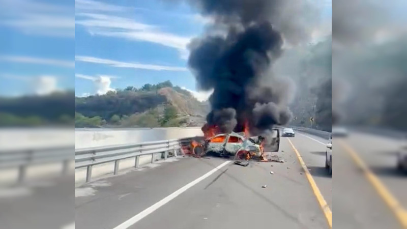 Se registra choque en la Siglo XXI; dos vehículos se incendian  