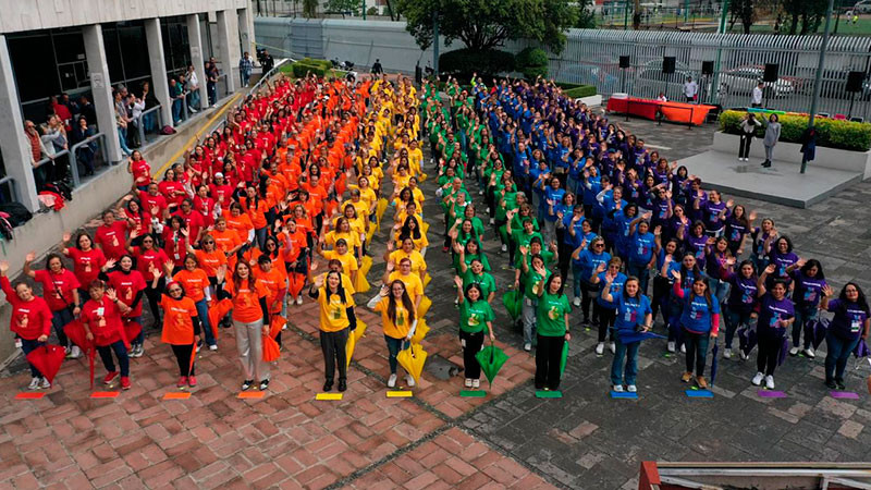 Issste, primera institución pública en desplegar bandera humana del orgullo LGBT+ 