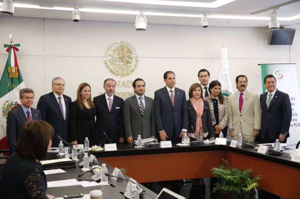 Raúl Cervantes rinde protesta como Procurador General de la República - Foto 1 