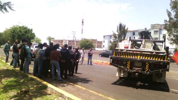 Desalojan a manifestantes que bloqueaban el libramiento de Morelia - Foto 0 