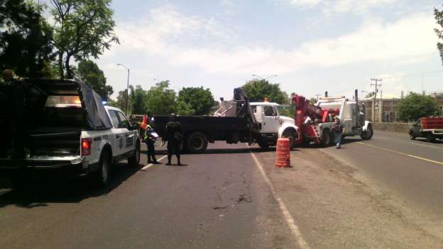 Desalojan a manifestantes que bloqueaban el libramiento de Morelia - Foto 1 