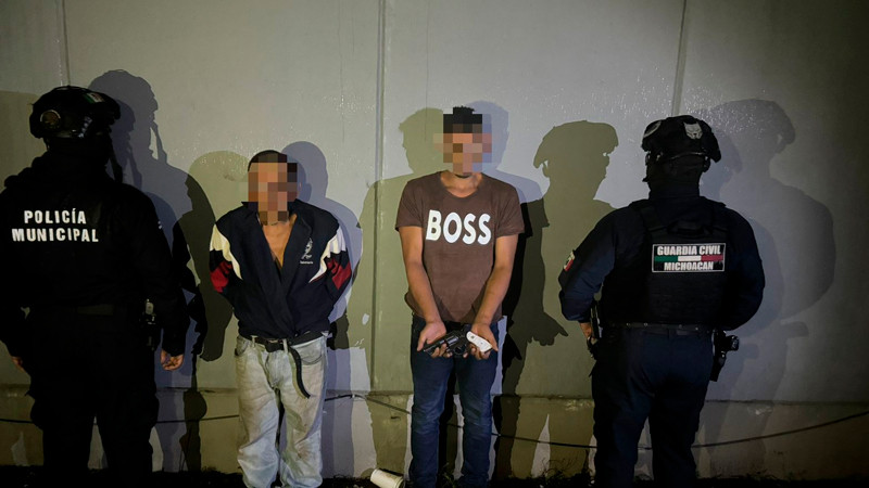 Detienen a dos presuntos involucrados en ataque en farmacia, en Uruapan, Michoacán en donde una mujer perdió la vida 