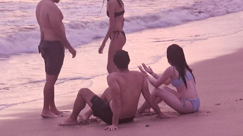 Salvavidas de Mazatlán ponen a salvo a cuatro personas que eran jaladas por corrientes marinas  